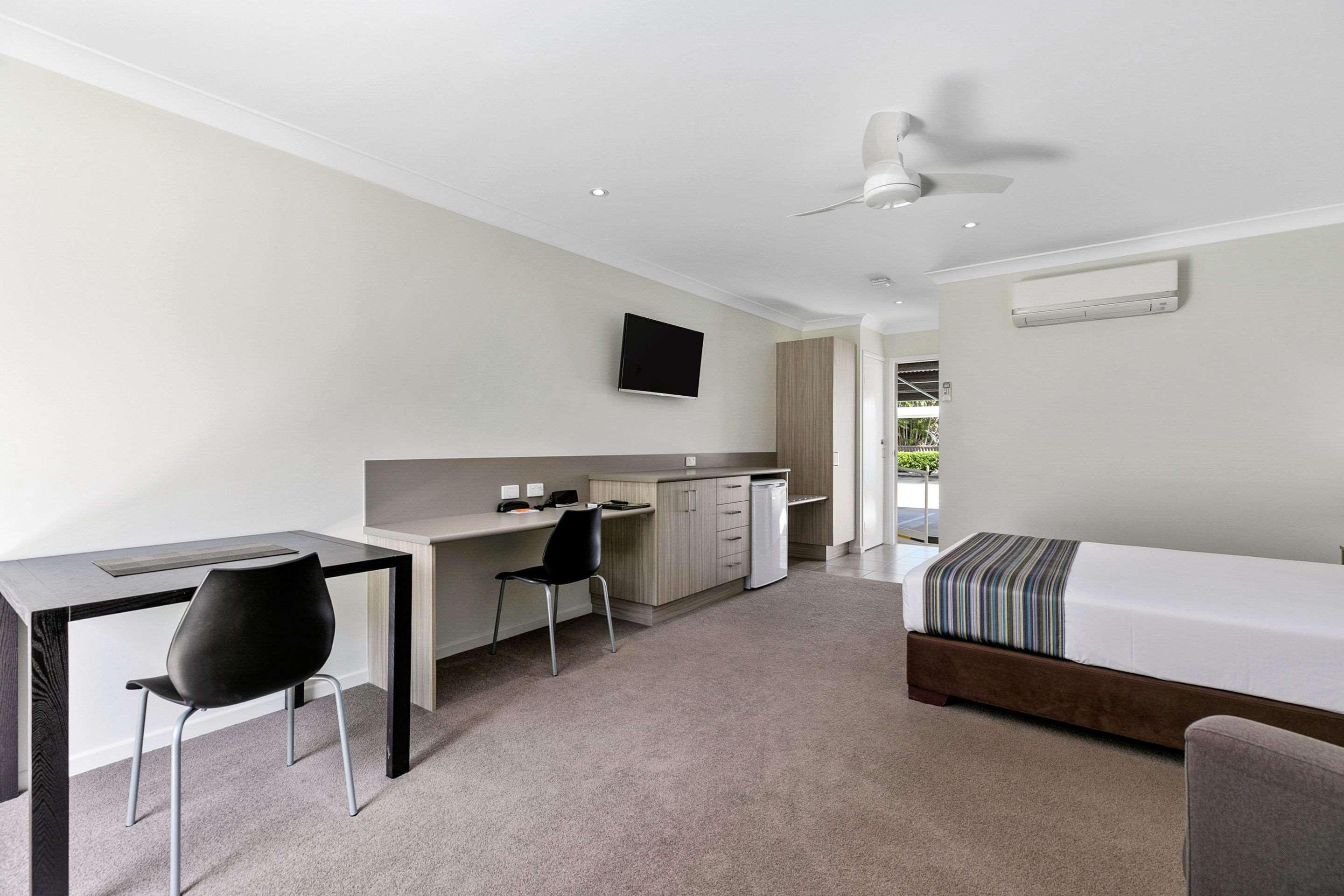 Beachside Boutique Motel Mackay Exterior photo